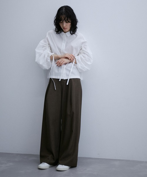 ADAM ET ROPE'(アダムエロペ)の「【サステナブル】ドロストギャザースリーブブラウス(シャツ/ブラウス・レディース・イエロー/スミクロ/ホワイト・FREE)」の7枚目の写真