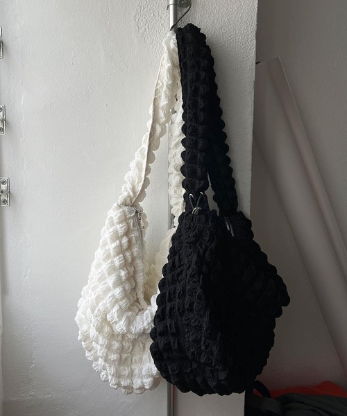 wee9s（ウィークス）の「2way popcorn bag / A4すっぽり！腰に小脇に小さなトキメキ2wayポップコーンバッグ（ショルダーバッグ・レディース・ブラック/アイボリー・FREE）」の3枚目の写真
