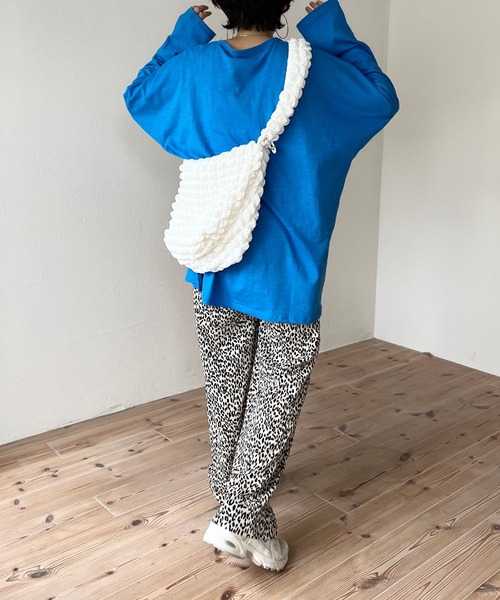 wee9s（ウィークス）の「2way popcorn bag / A4すっぽり！腰に小脇に小さなトキメキ2wayポップコーンバッグ（ショルダーバッグ・レディース・ブラック/アイボリー・FREE）」の5枚目の写真
