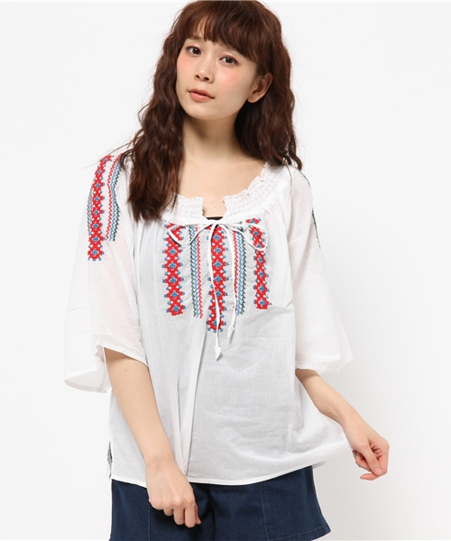trepied(トレピエ)の「trepied / 刺繍 スモッグブラウス(シャツ/ブラウス・レディース・ブラック/ホワイト・ONE SIZE)」の2枚目の写真