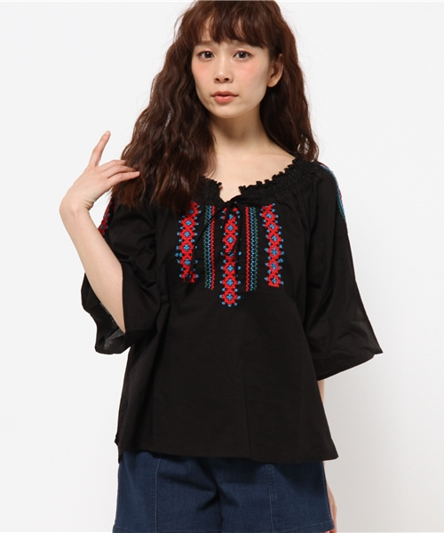 trepied(トレピエ)の「trepied / 刺繍 スモッグブラウス(シャツ/ブラウス・レディース・ブラック/ホワイト・ONE SIZE)」の1枚目の写真
