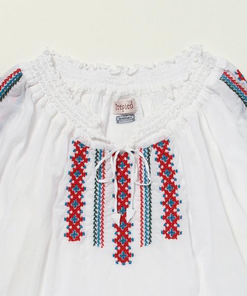 trepied(トレピエ)の「trepied / 刺繍 スモッグブラウス(シャツ/ブラウス・レディース・ブラック/ホワイト・ONE SIZE)」の5枚目の写真