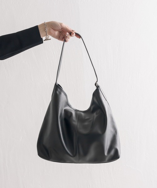 イアパピヨネ マチありスライドショルダーバッグ レザー Lサイズ 黒 ear PAPILLONNER（イアパピヨネ）の「マチありスライド