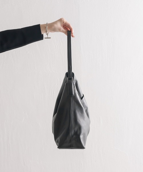 イアパピヨネ マチありスライドショルダーバッグ レザー Lサイズ 黒 ear PAPILLONNER（イアパピヨネ）の「マチありスライド