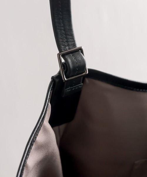 イアパピヨネ マチありスライドショルダーバッグ レザー Lサイズ 黒 ear PAPILLONNER（イアパピヨネ）の「マチありスライド