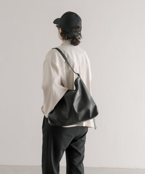 イアパピヨネ マチありスライドショルダーバッグ レザー Lサイズ 黒 ear PAPILLONNER（イアパピヨネ）の「マチありスライド