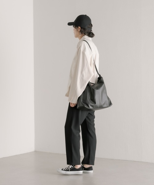 イアパピヨネ マチありスライドショルダーバッグ レザー Lサイズ 黒 ear PAPILLONNER（イアパピヨネ）の「マチありスライド