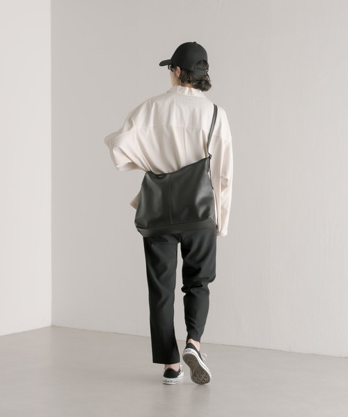 イアパピヨネ マチありスライドショルダーバッグ レザー Lサイズ 黒 ear PAPILLONNER（イアパピヨネ）の「マチありスライド