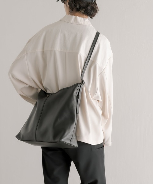 イアパピヨネ マチありスライドショルダーバッグ レザー Lサイズ 黒 ear PAPILLONNER（イアパピヨネ）の「マチありスライド