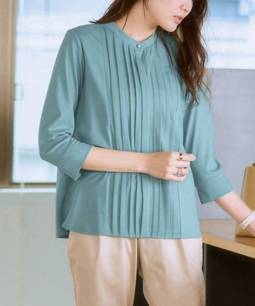 7days Life Styling(セブンデイズライフスタイリング)の「【ひんやり接触冷感】ブラウス見えシルケットポンチピンタックカットソートップス(Tシャツ/カットソー・レディース・グレイッシュベージュ/ブラック/オフホワイト/ブルーグレー/ミント・M/LL/S/L)」の1枚目の写真