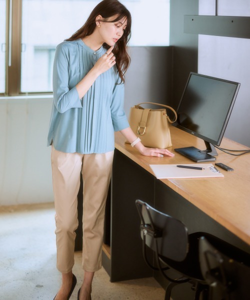 7days Life Styling(セブンデイズライフスタイリング)の「【ひんやり接触冷感】ブラウス見えシルケットポンチピンタックカットソートップス(Tシャツ/カットソー・レディース・グレイッシュベージュ/ブラック/オフホワイト/ブルーグレー/ミント・M/LL/S/L)」の19枚目の写真