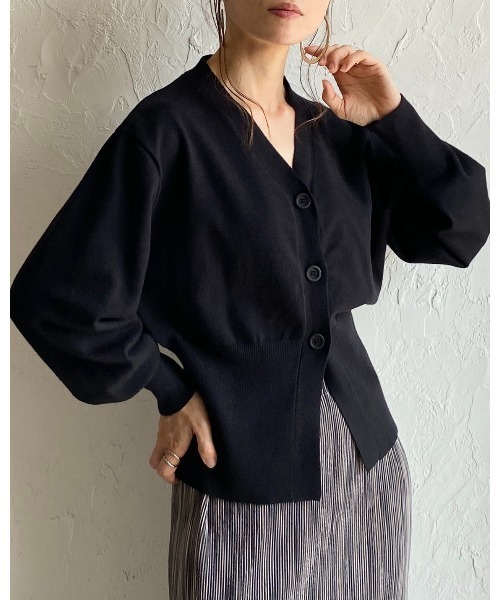 She's Closet（シーズクローゼット）の「ボリュームスリーブショート丈Vネックウエストシェイプペプラムニットカーディガン（カーディガン/ボレロ・レディース・アイボリー/グレイッシュベージュ/杢グレー/ブラック・FREE）」の11枚目の写真