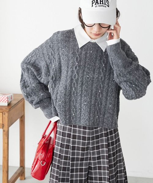 BONLECILL(ボンルシール)の「パール付きケーブルクロップドニットプルオーバー(ニット/セーター・レディース・ブラウン/ブルー/アイボリー/チャコールグレー/グリーン・FREE)」の22枚目の写真