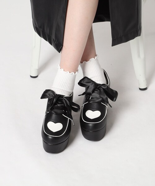 cs T&P(シーエスティーアンドピー)の「◆厚底キラキラハート付きパンプス(パンプス・レディース・ホワイト/ブラック・M/LL/L/S)」の4枚目の写真