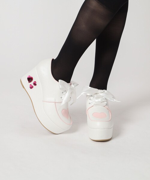 cs T&P(シーエスティーアンドピー)の「◆厚底キラキラハート付きパンプス(パンプス・レディース・ホワイト/ブラック・M/LL/L/S)」の2枚目の写真
