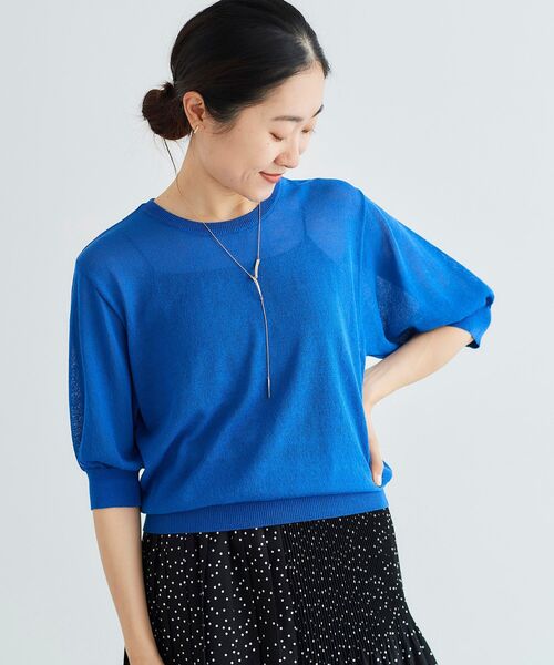 le.coeur blanc（ルクールブラン）の「ウォッシャブルクルーネックシアーニット（ニット/セーター・レディース・ブルー/イエロー/ブラック/オフホワイト・38）」の2枚目の写真