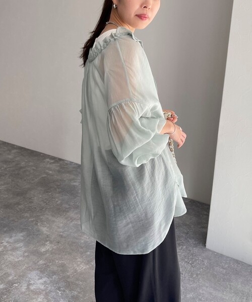 fredy emue（フレディエミュ）の「シアー衿ギャザー前開きブラウス（シャツ/ブラウス・レディース・アイボリー/サックスブルー/チャコールグレー・38）」の22枚目の写真