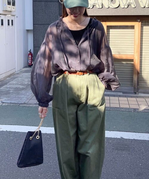 fredy emue（フレディエミュ）の「シアー衿ギャザー前開きブラウス（シャツ/ブラウス・レディース・アイボリー/サックスブルー/チャコールグレー・38）」の17枚目の写真