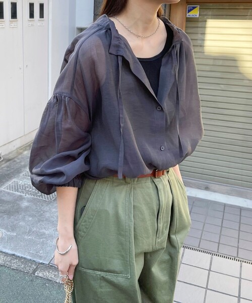 fredy emue（フレディエミュ）の「シアー衿ギャザー前開きブラウス（シャツ/ブラウス・レディース・アイボリー/サックスブルー/チャコールグレー・38）」の13枚目の写真