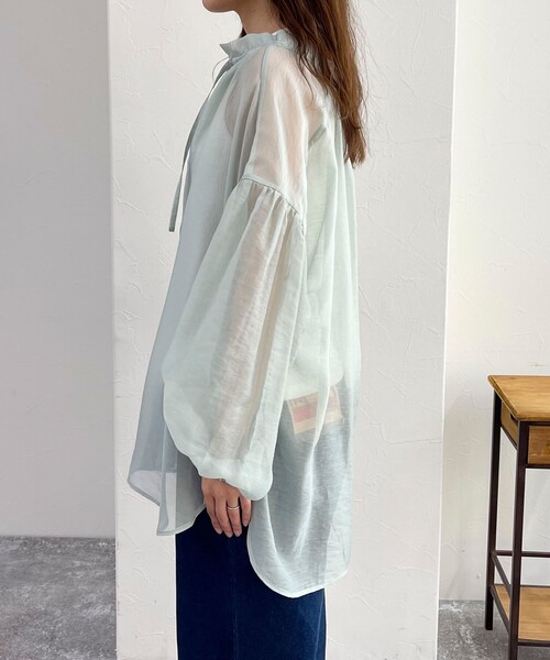 fredy emue（フレディエミュ）の「シアー衿ギャザー前開きブラウス（シャツ/ブラウス・レディース・アイボリー/サックスブルー/チャコールグレー・38）」の11枚目の写真