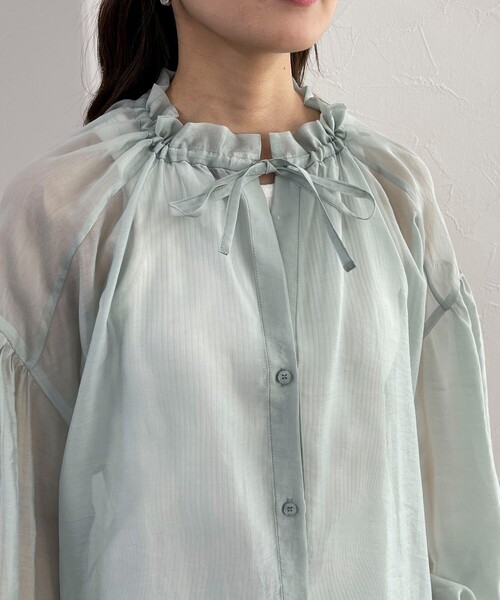 fredy emue（フレディエミュ）の「シアー衿ギャザー前開きブラウス（シャツ/ブラウス・レディース・アイボリー/サックスブルー/チャコールグレー・38）」の9枚目の写真