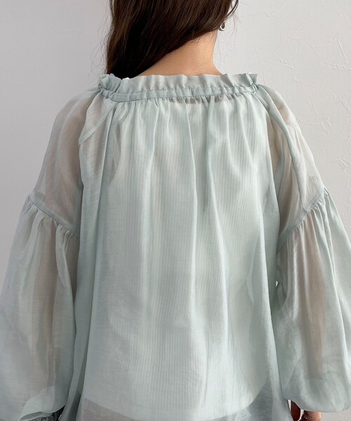 fredy emue（フレディエミュ）の「シアー衿ギャザー前開きブラウス（シャツ/ブラウス・レディース・アイボリー/サックスブルー/チャコールグレー・38）」の8枚目の写真
