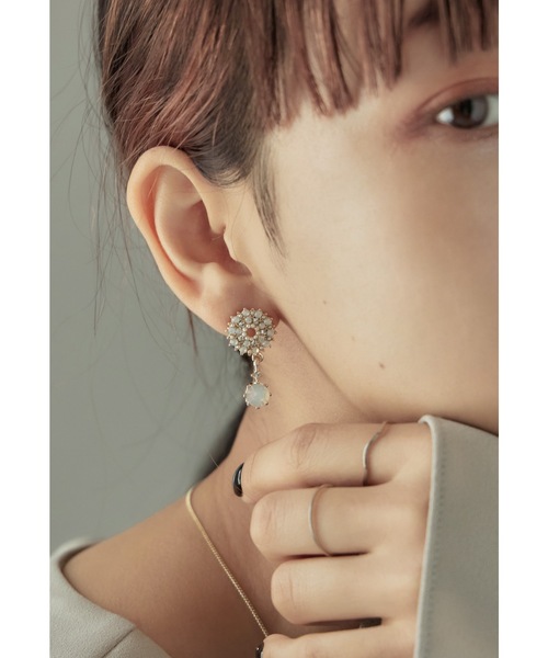 niana（ニアナ）の「ストーンビジューピアス 結婚式 お呼ばれ 成人式 アクセサリー（ピアス（両耳用）・レディース・ゴールド・FREE）」の4枚目の写真