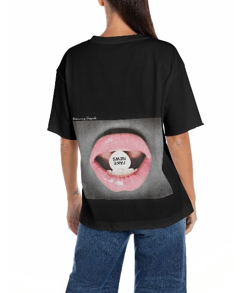 REPLAY(リプレイ)の「FAKE NEWSプリントジャージーTシャツ(Tシャツ/カットソー・レディース・ブラック/ホワイト・SMALL/MEDIUM/X-SMALL)」の2枚目の写真