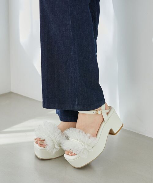 MAJESTIC LEGON（マジェスティックレゴン）の「【WEB限定S/XLサイズあり】チュール×パール厚底サンダル（サンダル・レディース・ブラック/オフホワイト・SMALL/MEDIUM/LARGE/X-LARGE）」の19枚目の写真