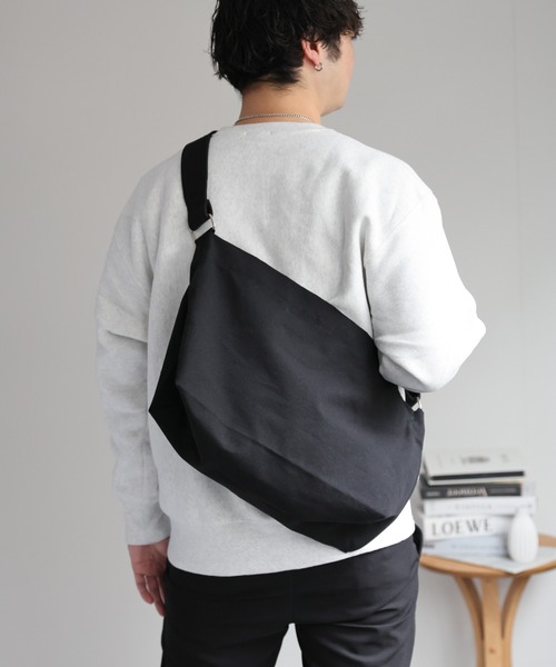ap retro(アプレトロ)の「【A4サイズ対応】ビッグキャンバスショルダーバッグ(ショルダーバッグ・レディース・ブラック/アイボリー・FREE)」の4枚目の写真