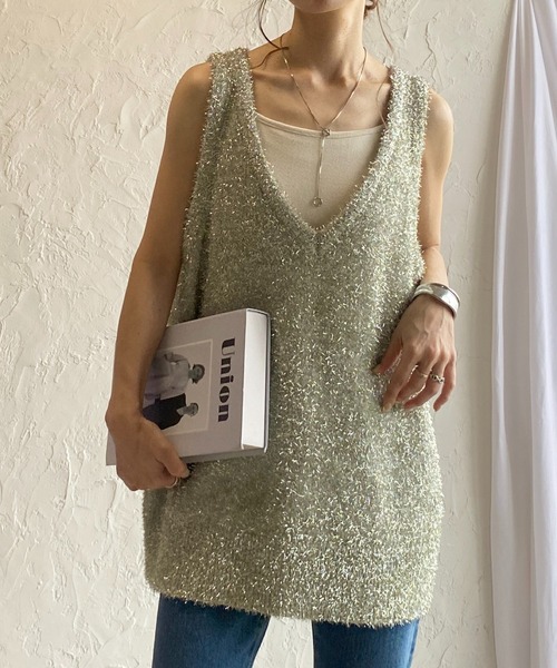 She's Closet（シーズクローゼット）の「オーバーサイズ深Vネックロング丈グリッターラメシャギーニットベスト（ベスト・レディース・シルバー/ブラック/ゴールド/アイボリー・FREE）」の4枚目の写真