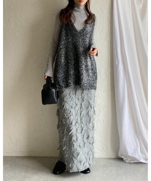 She's Closet（シーズクローゼット）の「オーバーサイズ深Vネックロング丈グリッターラメシャギーニットベスト（ベスト・レディース・シルバー/ブラック/ゴールド/アイボリー・FREE）」の7枚目の写真
