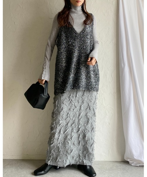 She's Closet（シーズクローゼット）の「オーバーサイズ深Vネックロング丈グリッターラメシャギーニットベスト（ベスト・レディース・シルバー/ブラック/ゴールド/アイボリー・FREE）」の20枚目の写真