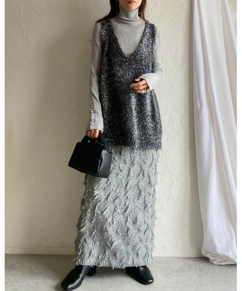 She's Closet（シーズクローゼット）の「オーバーサイズ深Vネックロング丈グリッターラメシャギーニットベスト（ベスト・レディース・シルバー/ブラック/ゴールド/アイボリー・FREE）」の16枚目の写真
