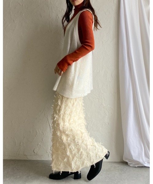 She's Closet（シーズクローゼット）の「オーバーサイズ深Vネックロング丈グリッターラメシャギーニットベスト（ベスト・レディース・シルバー/ブラック/ゴールド/アイボリー・FREE）」の11枚目の写真