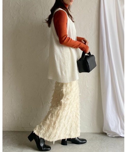 She's Closet（シーズクローゼット）の「オーバーサイズ深Vネックロング丈グリッターラメシャギーニットベスト（ベスト・レディース・シルバー/ブラック/ゴールド/アイボリー・FREE）」の17枚目の写真