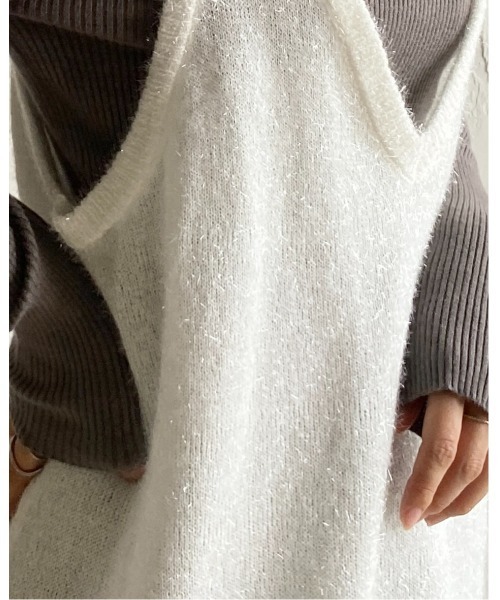 She's Closet（シーズクローゼット）の「オーバーサイズ深Vネックロング丈グリッターラメシャギーニットベスト（ベスト・レディース・シルバー/ブラック/ゴールド/アイボリー・FREE）」の19枚目の写真