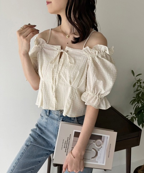 one after another NICE CLAUP(ワンアフターアナザーナイスクラップ)の「オフショルブラウス【WEB限定アイテム】(シャツ/ブラウス・レディース・ブラック/アイボリー/サックスブルー/オフホワイト・FREE)」の6枚目の写真