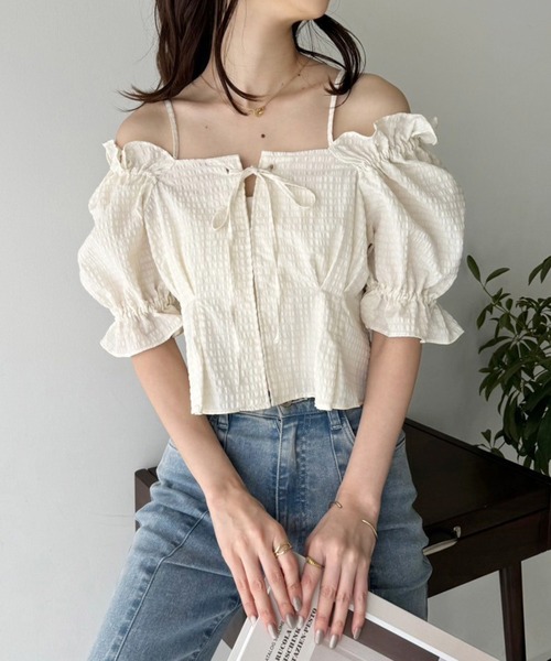 one after another NICE CLAUP(ワンアフターアナザーナイスクラップ)の「オフショルブラウス【WEB限定アイテム】(シャツ/ブラウス・レディース・ブラック/アイボリー/サックスブルー/オフホワイト・FREE)」の7枚目の写真