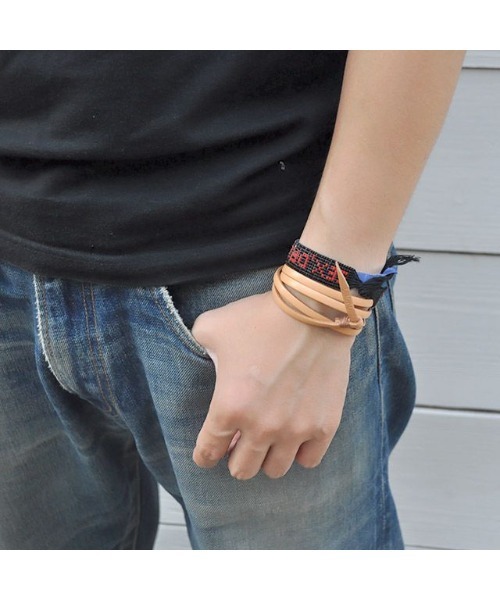 VIVIFY(ビビファイ)の「「VIVIFY/ビビファイ」アラベスク ロングレザーコードブレスレット(ブレスレット・メンズ・ベージュ・FREE)」の3枚目の写真