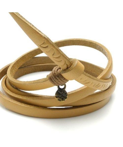 VIVIFY(ビビファイ)の「「VIVIFY/ビビファイ」アラベスク ロングレザーコードブレスレット(ブレスレット・メンズ・ベージュ・FREE)」の4枚目の写真