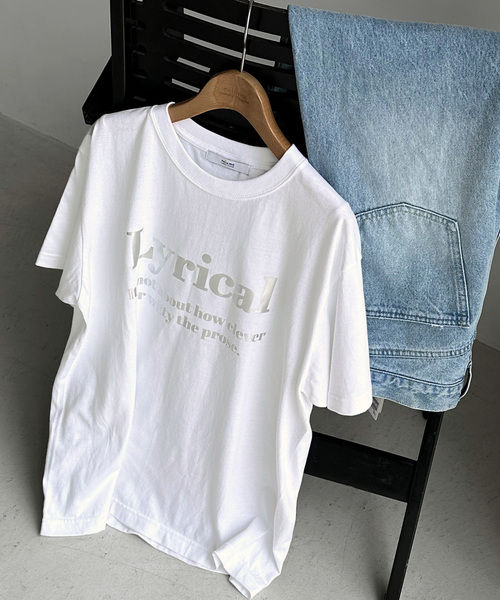 JOURNAL STANDARD relume(ジャーナルスタンダード レリューム)の「《再入荷!》1枚でおしゃれ感が漂う。箔プリントハーフスリーブロゴTEE(Tシャツ/カットソー・レディース・ホワイト/ホワイト×ホワイト/ホワイト系その他・FREE)」の2枚目の写真