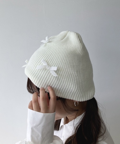 AS KNOW AS plus（アズノゥアズプラス）の「☆リボンモチーフニット帽（ニットキャップ/ビーニー・レディース・ブラック系/アイボリー/ホワイト系/ブラック/グレー/グレー系・FREE）」の2枚目の写真