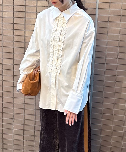 audrey and john wad(オードリーアンドジョンワッド)の「ストライプフリルロングシャツ -手洗い可-(シャツ/ブラウス・レディース・ネイビー/オフホワイト・FREE)」の1枚目の写真
