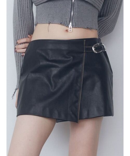 EMODA（エモダ）の「フェイクレザーラップショートパンツ（その他パンツ・レディース・ブラック/ブラウン・SMALL/MEDIUM）」の2枚目の写真