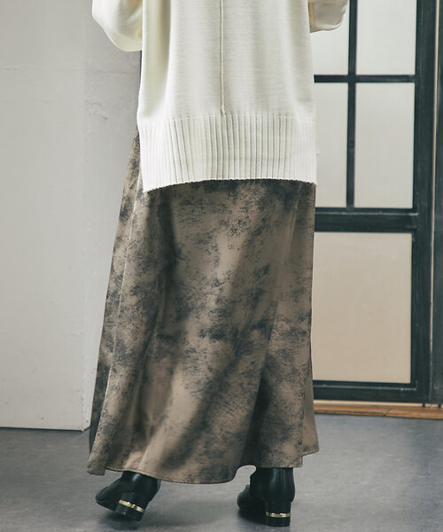 un dix cors（アンディコール）の「《WEB限定》ボカシ柄サテンスカート（スカート・レディース・ブラック/カーキ・FREE）」の6枚目の写真