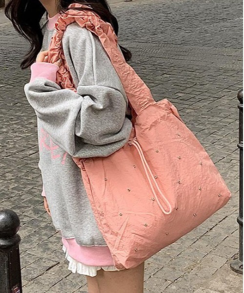 gossip!ロサンゼルス(ゴシップロサンゼルス)の「ラインストーン付き ドローコード 巾着バッグ(ショルダーバッグ・レディース・イエロー/ピンク/ブラック・FREE)」の5枚目の写真