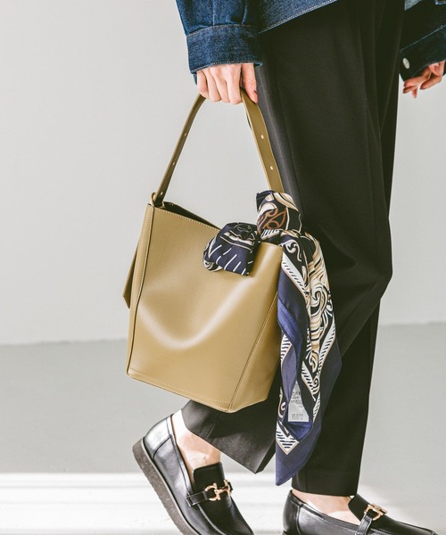 GLOBAL WORK（グローバルワーク）の「大判プリントスカーフ/253071（バンダナ/スカーフ・レディース・ホワイト/グリーン/ベージュ/ネイビー/オレンジ/ブルー/オレンジ系その他6/ホワイト系その他5/レッド/カーキ/ダークブラウン/ライトグレー/ブラウン系その他/ブラウン系その他7・ONE SIZE）」の21枚目の写真