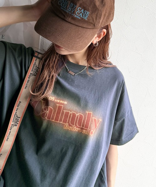 classicalelf(クラシカルエルフ)の「1枚で着映える。平和グラフィックスプレー風ロゴ半袖Tシャツ(オーバーサイズ)(Tシャツ/カットソー・レディース・ネイビー/ホワイト/ブラック/グレイッシュベージュ・LARGE/MEDIUM/SMALL/X-LARGE)」の1枚目の写真