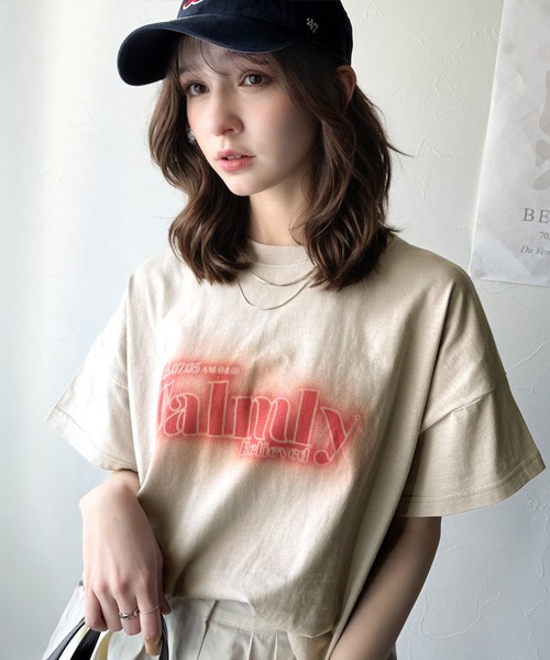 classicalelf(クラシカルエルフ)の「1枚で着映える。平和グラフィックスプレー風ロゴ半袖Tシャツ(オーバーサイズ)(Tシャツ/カットソー・レディース・ネイビー/ホワイト/ブラック/グレイッシュベージュ・LARGE/MEDIUM/SMALL/X-LARGE)」の4枚目の写真